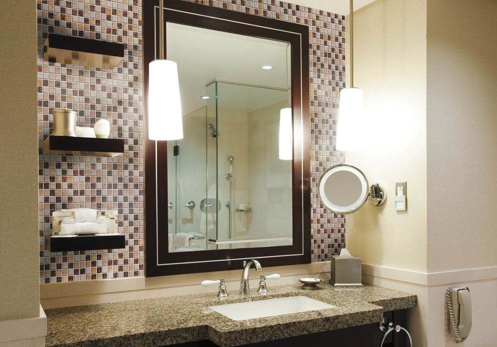 Стильный дизайн: ванная комната в стиле неоклассика (современная классика) с бежевой плиткой и плиткой из листового стекла - последний тренд
