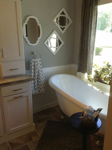 Imagen de cuarto de baño de estilo de casa de campo de tamaño medio con puertas de armario blancas, combinación de ducha y bañera, baldosas y/o azulejos grises, paredes grises y suelo de pizarra