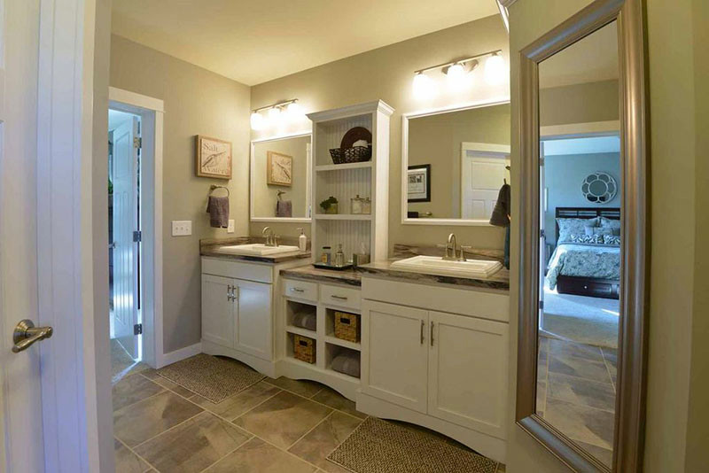 Источник вдохновения для домашнего уюта: главная ванная комната среднего размера в морском стиле с белыми фасадами и разноцветной плиткой