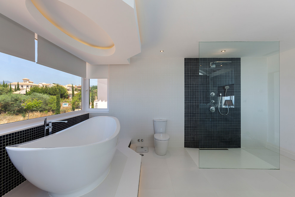 Свежая идея для дизайна: большая главная ванная комната в современном стиле с белыми фасадами, отдельно стоящей ванной, открытым душем, раздельным унитазом, белыми стенами и настольной раковиной - отличное фото интерьера