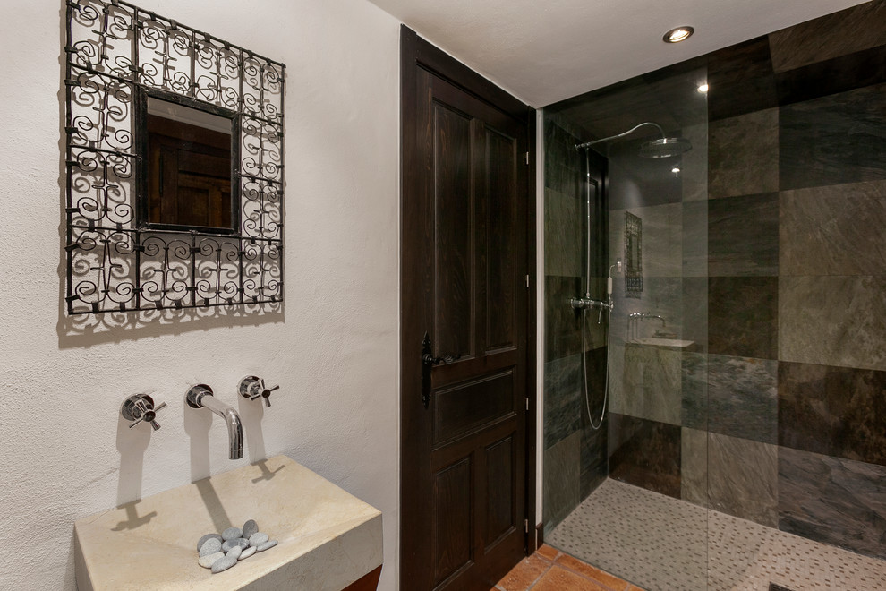 Immagine di una stanza da bagno con doccia boho chic di medie dimensioni con doccia a filo pavimento, pareti bianche e lavabo integrato