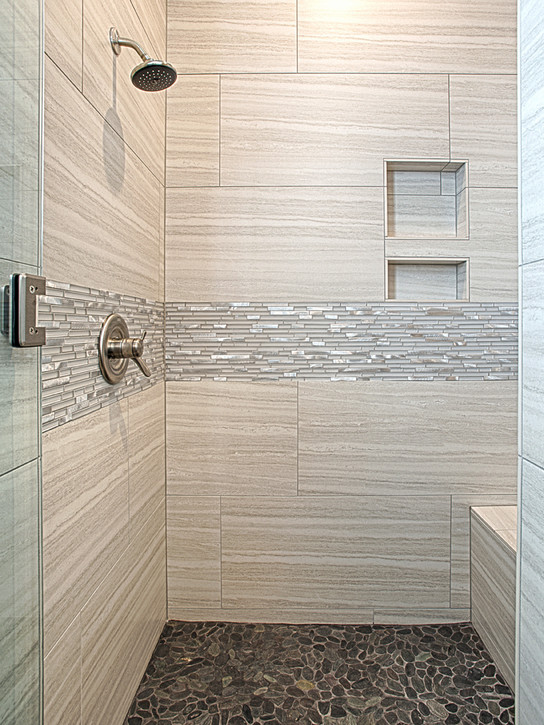 Exempel på ett modernt badrum, med en hörndusch, grå kakel och kakel i småsten