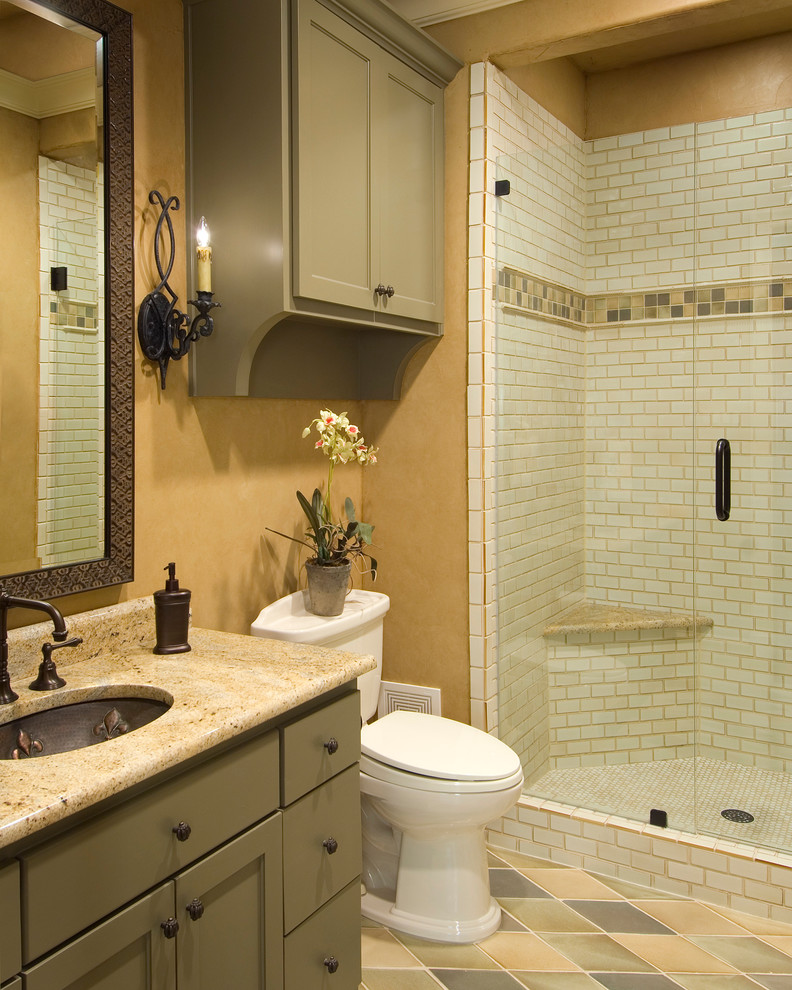 Immagine di una stanza da bagno mediterranea con lavabo sottopiano, ante con riquadro incassato, ante verdi, doccia alcova, WC monopezzo, piastrelle bianche, piastrelle diamantate e pareti gialle