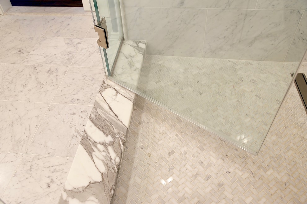 Стильный дизайн: ванная комната в стиле неоклассика (современная классика) с угловым душем, белой плиткой, мраморной плиткой, серыми стенами, мраморным полом, мраморной столешницей, белым полом и душем с распашными дверями - последний тренд