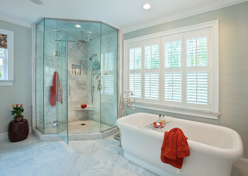 Exemple d'une grande salle de bain principale chic avec une baignoire indépendante, une douche d'angle, un carrelage gris, du carrelage en marbre, un mur gris, un sol en marbre, un sol gris et une cabine de douche à porte battante.