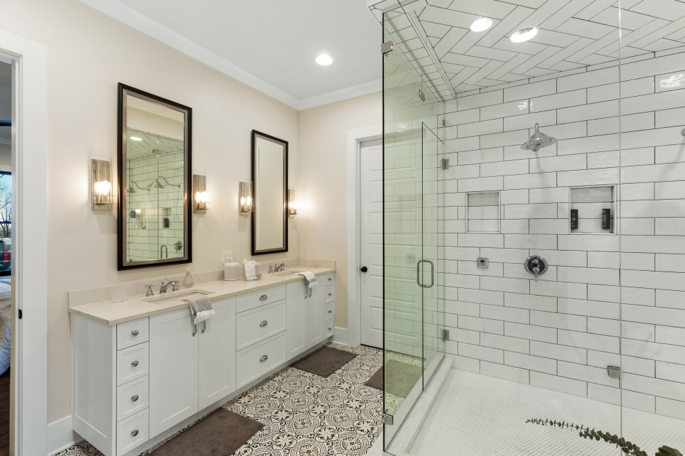 Design ideas for a traditional bathroom in Other.