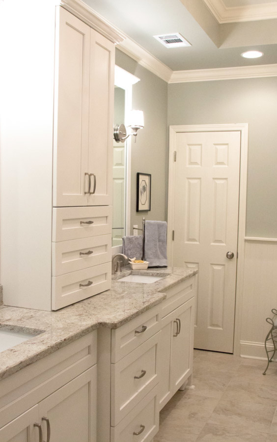 Idéer för ett mellanstort klassiskt en-suite badrum, med luckor med infälld panel, vita skåp, ett fristående badkar, en kantlös dusch, grå kakel, porslinskakel, grå väggar, klinkergolv i porslin, ett undermonterad handfat och granitbänkskiva