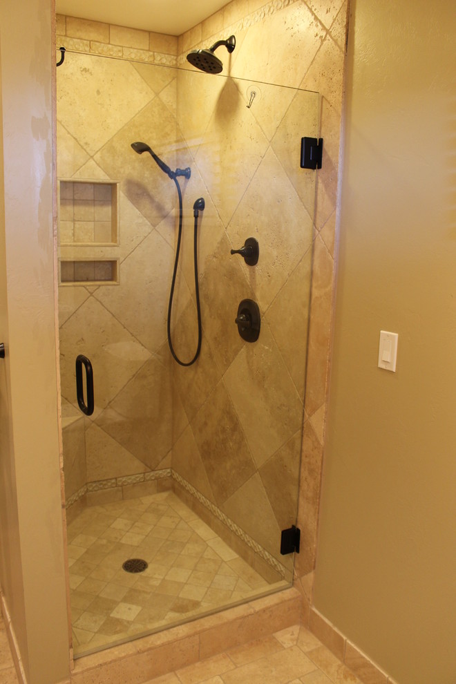 Immagine di una stanza da bagno padronale chic con doccia aperta, piastrelle multicolore, piastrelle in pietra e pavimento in pietra calcarea