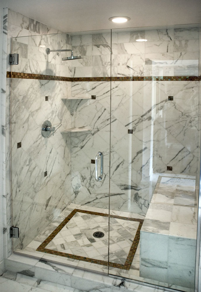 Inspiration pour une grande douche en alcôve principale design avec un carrelage blanc, du carrelage en marbre, un sol en marbre, un sol blanc et une cabine de douche à porte battante.