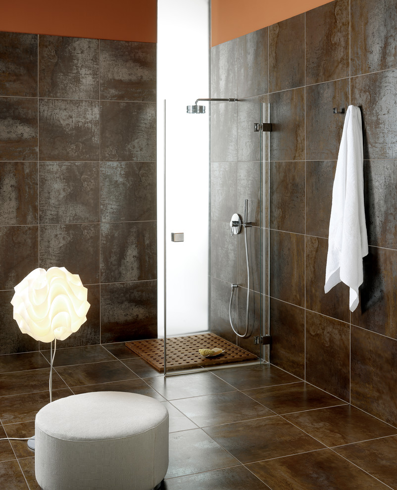 Источник вдохновения для домашнего уюта: большая главная ванная комната в стиле модернизм с отдельно стоящей ванной, биде, белой плиткой, керамогранитной плиткой, белыми стенами, полом из керамогранита и настольной раковиной
