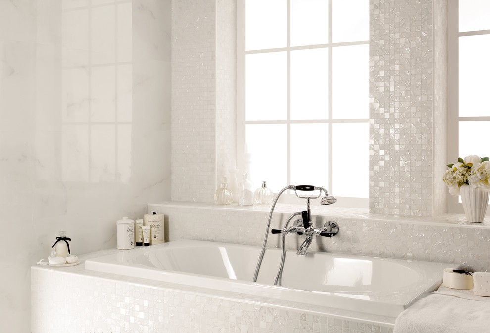 Idéer för ett modernt badrum, med ett platsbyggt badkar, vit kakel, porslinskakel och vita väggar
