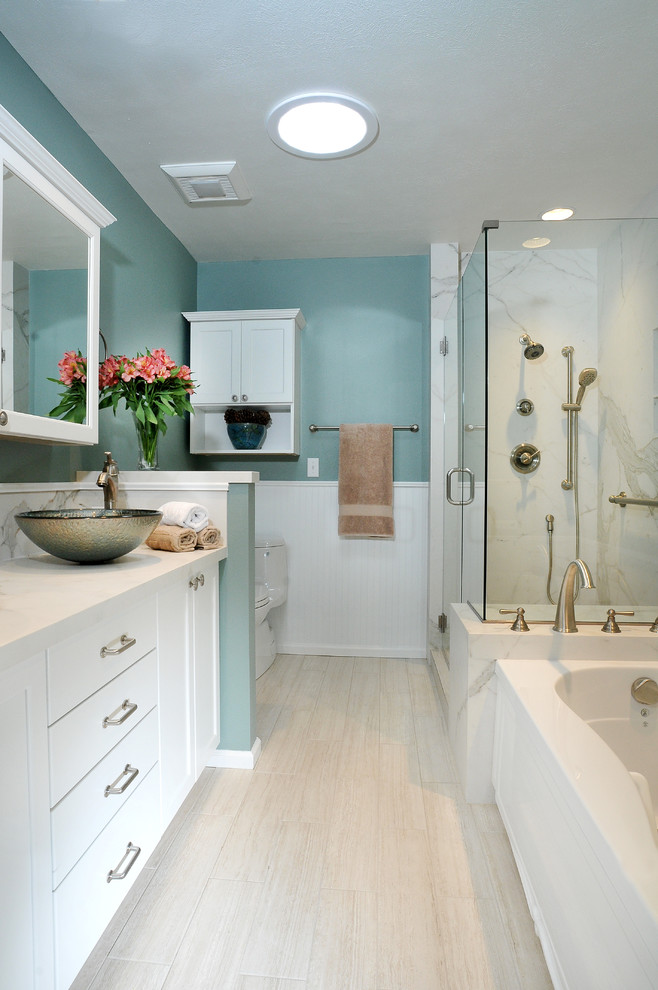 На фото: ванная комната среднего размера в стиле неоклассика (современная классика) с настольной раковиной, фасадами в стиле шейкер, белыми фасадами, угловым душем, белой плиткой, керамогранитной плиткой, синими стенами и полом из керамогранита