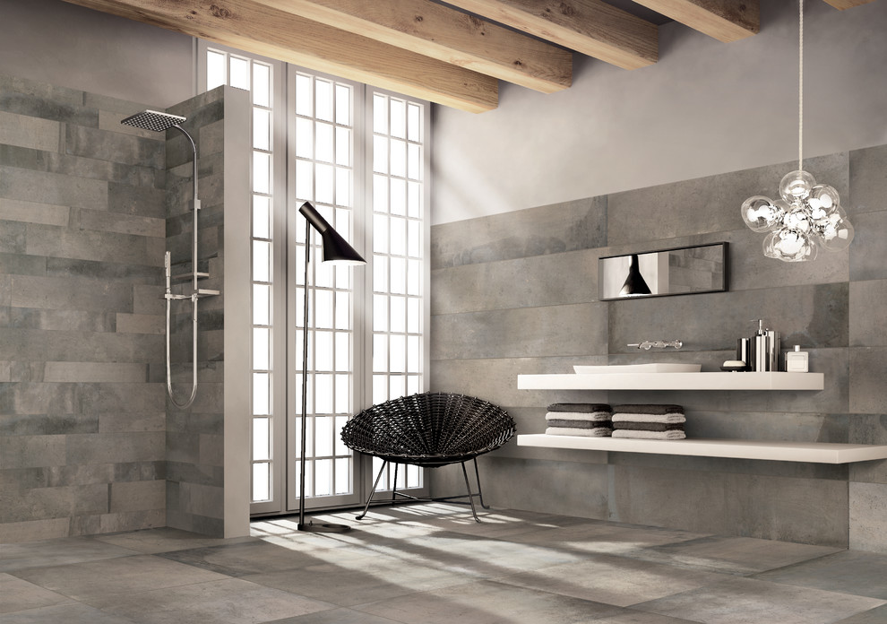Пример оригинального дизайна: ванная комната в стиле модернизм с настольной раковиной, открытым душем, серой плиткой, керамогранитной плиткой, серыми стенами и полом из керамогранита
