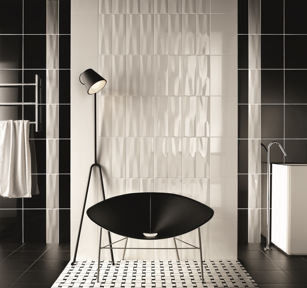 Foto di una stanza da bagno contemporanea con lavabo a colonna, vasca freestanding, piastrelle bianche, pareti bianche e pavimento in gres porcellanato