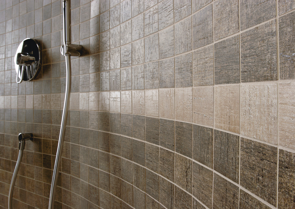 На фото: большая ванная комната в стиле модернизм с открытым душем, коричневой плиткой и керамогранитной плиткой с