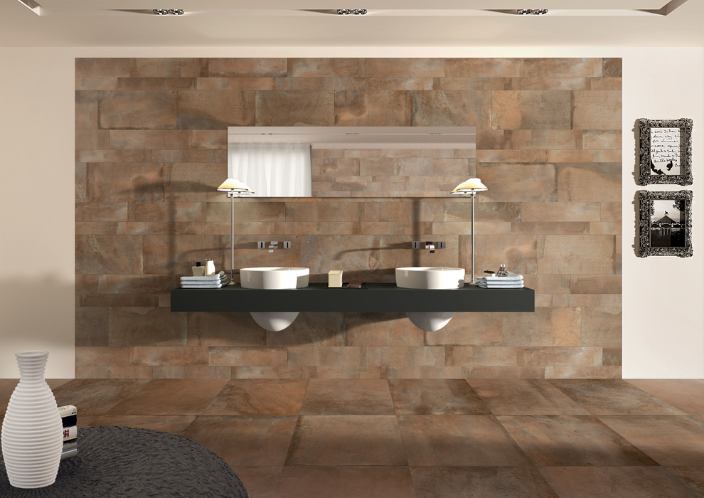 Свежая идея для дизайна: большая главная ванная комната в стиле модернизм с настольной раковиной, коричневой плиткой, керамогранитной плиткой, коричневыми стенами и полом из керамогранита - отличное фото интерьера