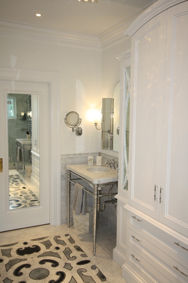 Idéer för mycket stora vintage en-suite badrum, med ett nedsänkt handfat, möbel-liknande, vita skåp, en dubbeldusch, vit kakel, vita väggar, marmorgolv och en toalettstol med hel cisternkåpa