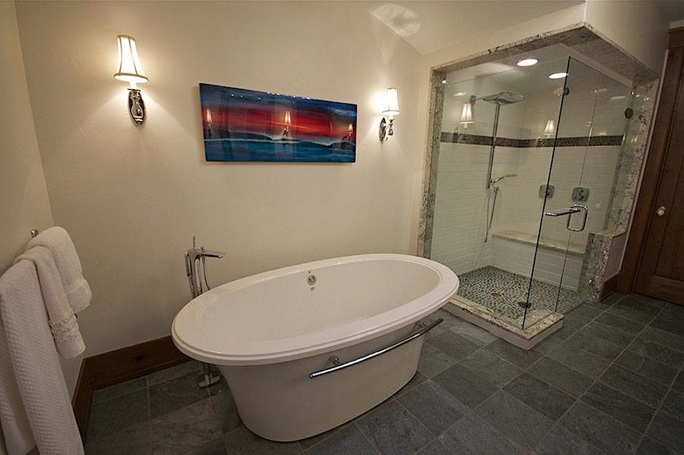 Mittelgroßes Rustikales Badezimmer En Suite mit freistehender Badewanne, Eckdusche, beiger Wandfarbe, Schieferboden, grauem Boden und Falttür-Duschabtrennung in Detroit
