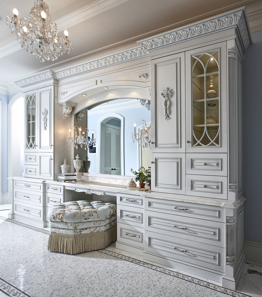 Aménagement d'une très grande salle de bain principale classique avec un placard avec porte à panneau surélevé, des portes de placard blanches, un plan de toilette en marbre et mosaïque.