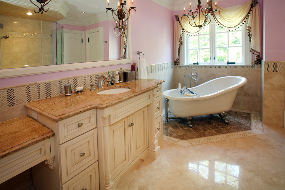 Großes Klassisches Badezimmer En Suite mit profilierten Schrankfronten, schwarzen Schränken, Granit-Waschbecken/Waschtisch und Löwenfuß-Badewanne in Philadelphia