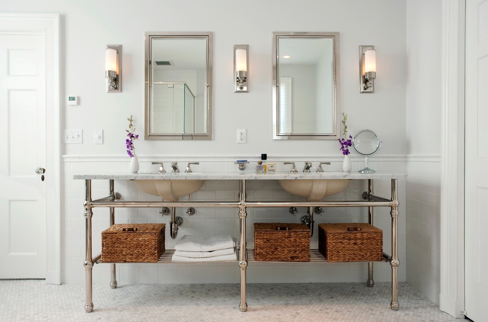 Inspiration för ett stort vintage grå grått en-suite badrum, med ett konsol handfat, grå skåp, ett undermonterat badkar, en hörndusch, vit kakel, porslinskakel, grå väggar, marmorgolv, marmorbänkskiva, grått golv och dusch med gångjärnsdörr
