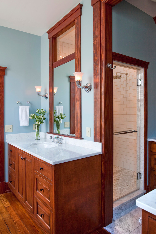 Exemple d'une salle de bain chic avec un plan de toilette en marbre et un carrelage métro.