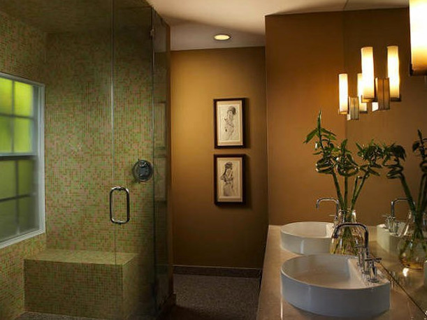 Ejemplo de cuarto de baño asiático grande con ducha esquinera, baldosas y/o azulejos multicolor, paredes marrones y aseo y ducha