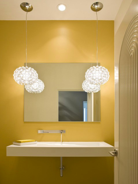 Idée de décoration pour une salle de bain minimaliste de taille moyenne avec un mur jaune.