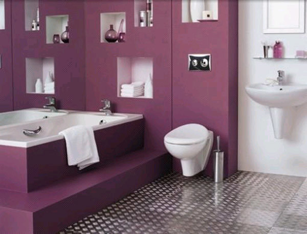 Modelo de cuarto de baño contemporáneo grande con bañera exenta y paredes púrpuras
