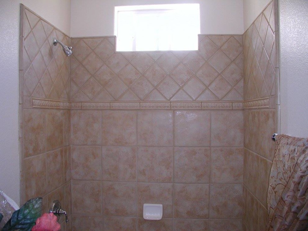 Пример оригинального дизайна: главная ванная комната среднего размера в классическом стиле с фасадами с утопленной филенкой, темными деревянными фасадами, ванной в нише, душем в нише, раздельным унитазом, бежевой плиткой, керамической плиткой, серыми стенами, полом из керамической плитки, врезной раковиной, столешницей из плитки, бежевым полом и душем с распашными дверями