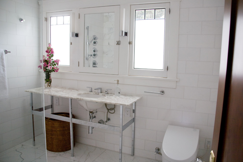 Ispirazione per una stanza da bagno design con top in marmo, doccia aperta, piastrelle bianche e piastrelle in pietra