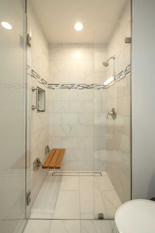 Свежая идея для дизайна: ванная комната в современном стиле с душем в нише, серой плиткой и желтой плиткой - отличное фото интерьера