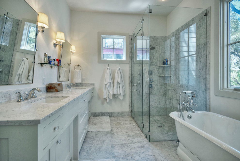 Landhaus Badezimmer mit bodengleicher Dusche und freistehender Badewanne in Austin