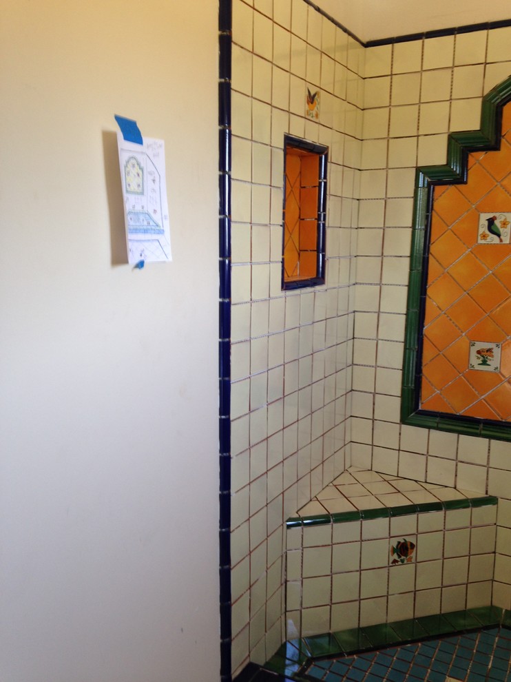 Immagine di una stanza da bagno padronale stile americano di medie dimensioni con lavabo da incasso, doccia aperta, piastrelle multicolore e pavimento con piastrelle in ceramica