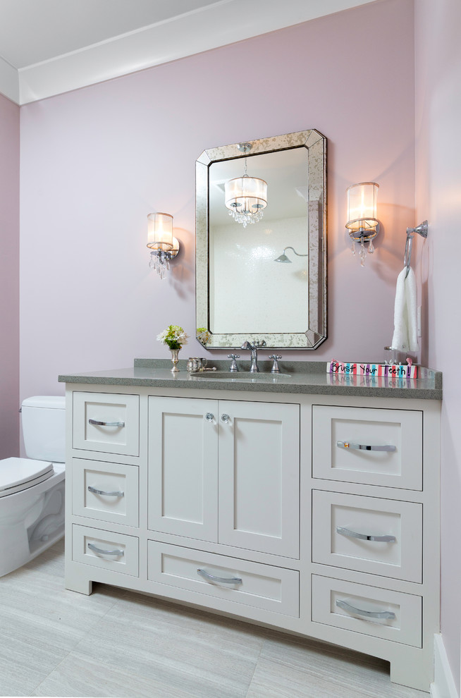 Источник вдохновения для домашнего уюта: детская ванная комната в классическом стиле с фасадами в стиле шейкер, белыми фасадами, раздельным унитазом, розовыми стенами и серой столешницей
