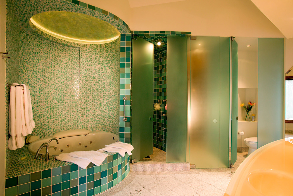 Modernes Badezimmer mit Mosaikfliesen in Denver