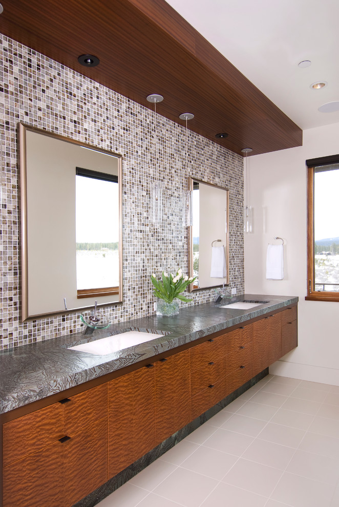 На фото: ванная комната в современном стиле с плоскими фасадами, фасадами цвета дерева среднего тона, серой плиткой и плиткой мозаикой с