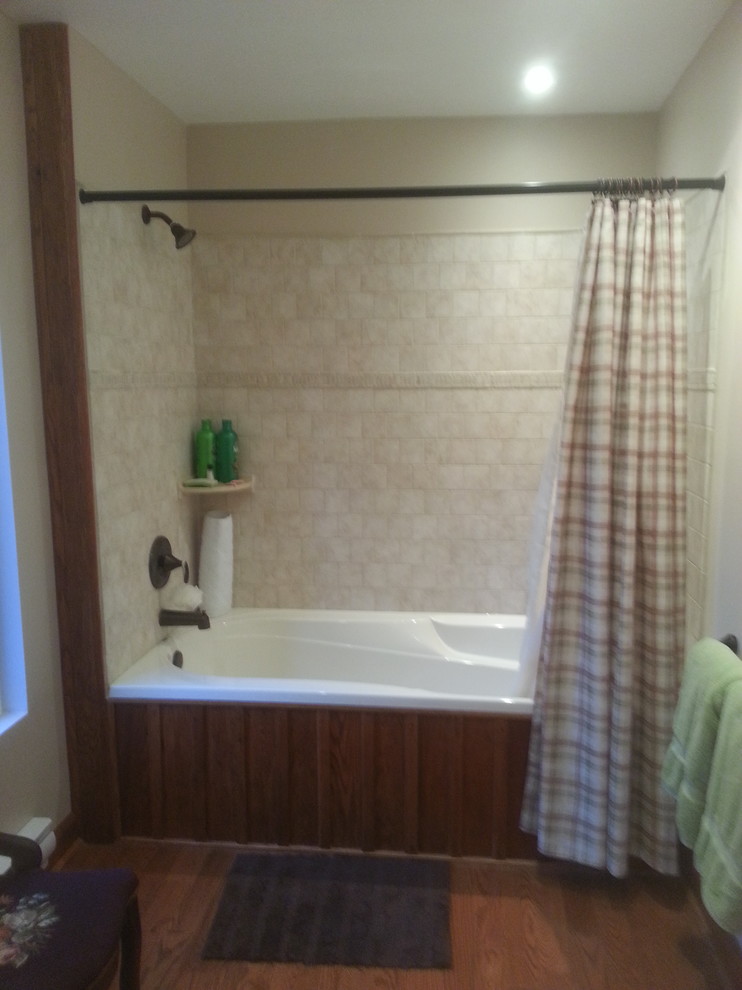 Idee per una stanza da bagno design con doccia ad angolo, WC a due pezzi, pareti beige, parquet chiaro, pavimento marrone e doccia con tenda