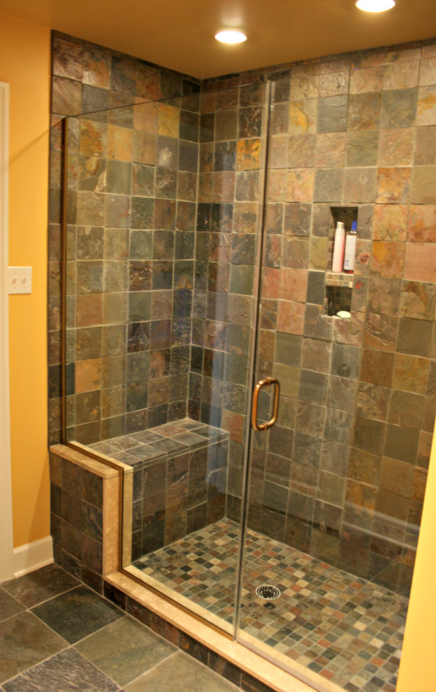 Ejemplo de cuarto de baño principal de tamaño medio con ducha empotrada, baldosas y/o azulejos multicolor, baldosas y/o azulejos de cerámica, paredes amarillas y suelo de pizarra
