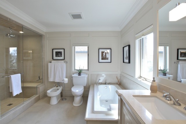 Exemple d'une grande salle de bain principale chic avec un lavabo posé, un placard à porte shaker, des portes de placard beiges, un plan de toilette en granite, une baignoire posée, WC séparés, un carrelage beige, des carreaux de porcelaine, un mur beige et un sol en carrelage de porcelaine.