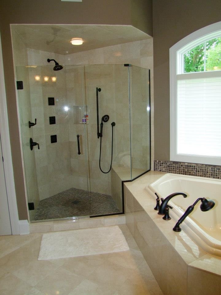 Idee per una stanza da bagno classica con ante con bugna sagomata, ante in legno bruno, top in granito, vasca da incasso, doccia ad angolo, piastrelle beige e piastrelle a mosaico