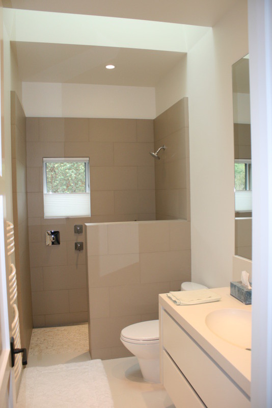 Esempio di una stanza da bagno classica con lavabo integrato, ante bianche, doccia alcova, WC monopezzo, piastrelle beige e piastrelle in gres porcellanato