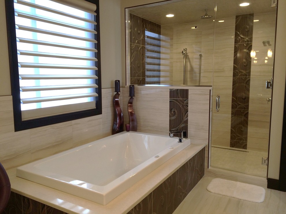 Immagine di una grande stanza da bagno padronale contemporanea con vasca da incasso, doccia alcova, piastrelle beige, piastrelle in ceramica, pareti beige e pavimento con piastrelle in ceramica