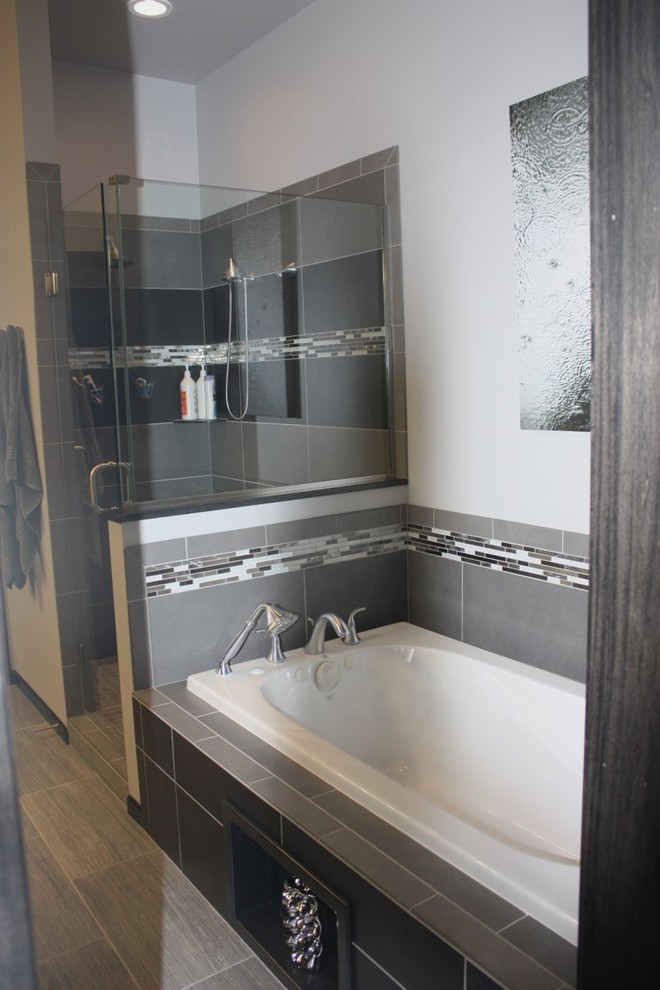 Cette image montre une salle de bain principale design de taille moyenne avec une baignoire posée, une douche d'angle, un carrelage gris, des carreaux de céramique, un mur gris et un sol en carrelage de céramique.
