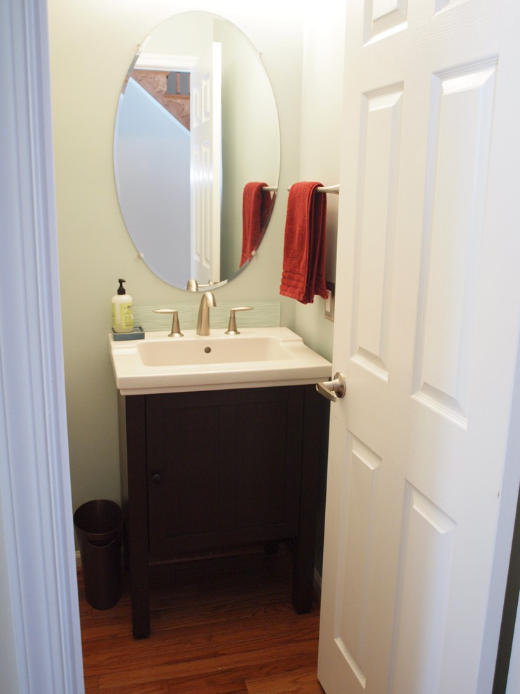 Idee per una piccola stanza da bagno con doccia chic con lavabo integrato, ante lisce, ante in legno bruno, WC a due pezzi, pareti blu e pavimento in legno massello medio