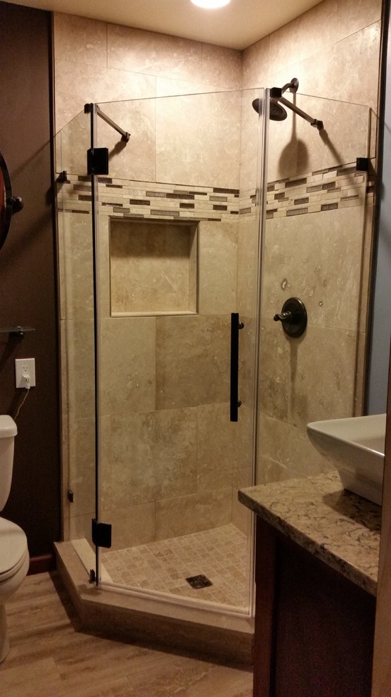 Cette photo montre une petite salle de bain principale chic en bois brun avec une vasque, un placard à porte shaker, un plan de toilette en quartz, WC séparés, un carrelage beige, un carrelage de pierre, un mur marron et un sol en travertin.