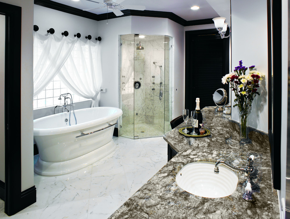 Klassisches Badezimmer mit freistehender Badewanne, bodengleicher Dusche und Toilette mit Aufsatzspülkasten in Miami