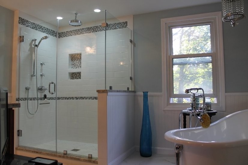 Foto de cuarto de baño tradicional de tamaño medio con bañera exenta, ducha esquinera, baldosas y/o azulejos blancos, baldosas y/o azulejos de cemento, paredes azules y suelo de mármol