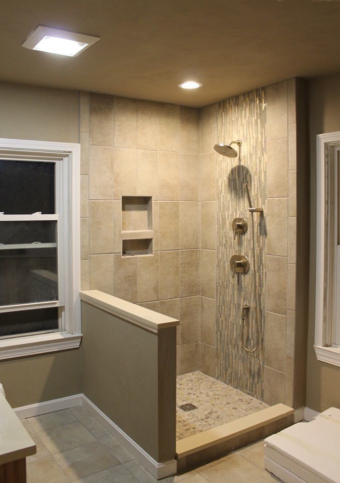 Inspiration för ett mellanstort funkis badrum, med skåp i mellenmörkt trä, en hörndusch, bruna väggar, klinkergolv i keramik och bänkskiva i akrylsten