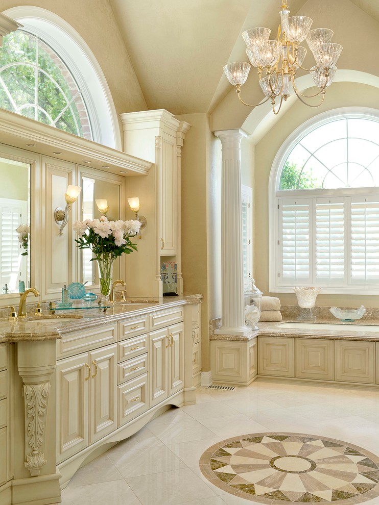 Idéer för vintage en-suite badrum, med ett undermonterad handfat, luckor med upphöjd panel, beige skåp, granitbänkskiva, ett undermonterat badkar och beige väggar